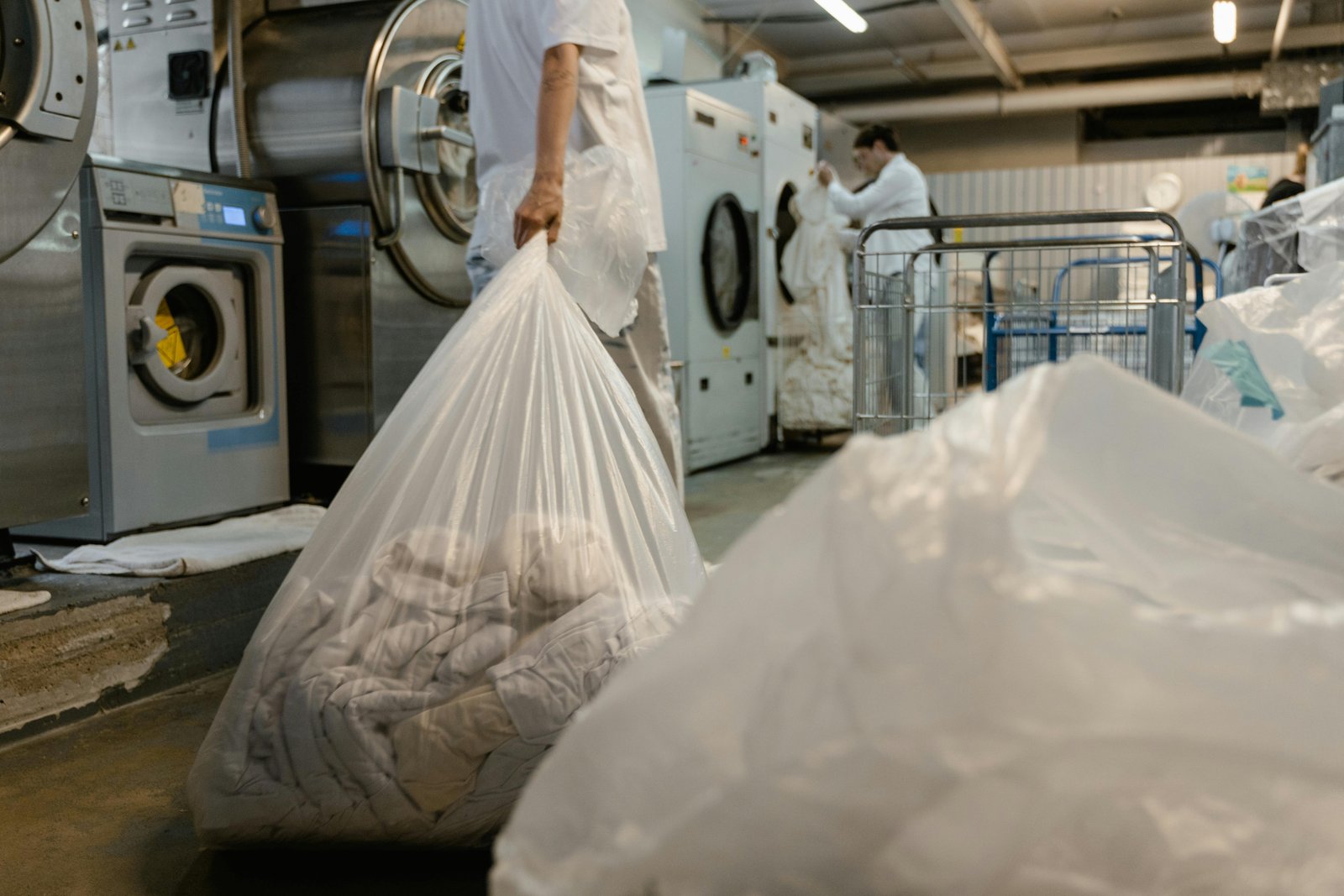 Sacs de linge pris en charge en atelier de blanchisserie