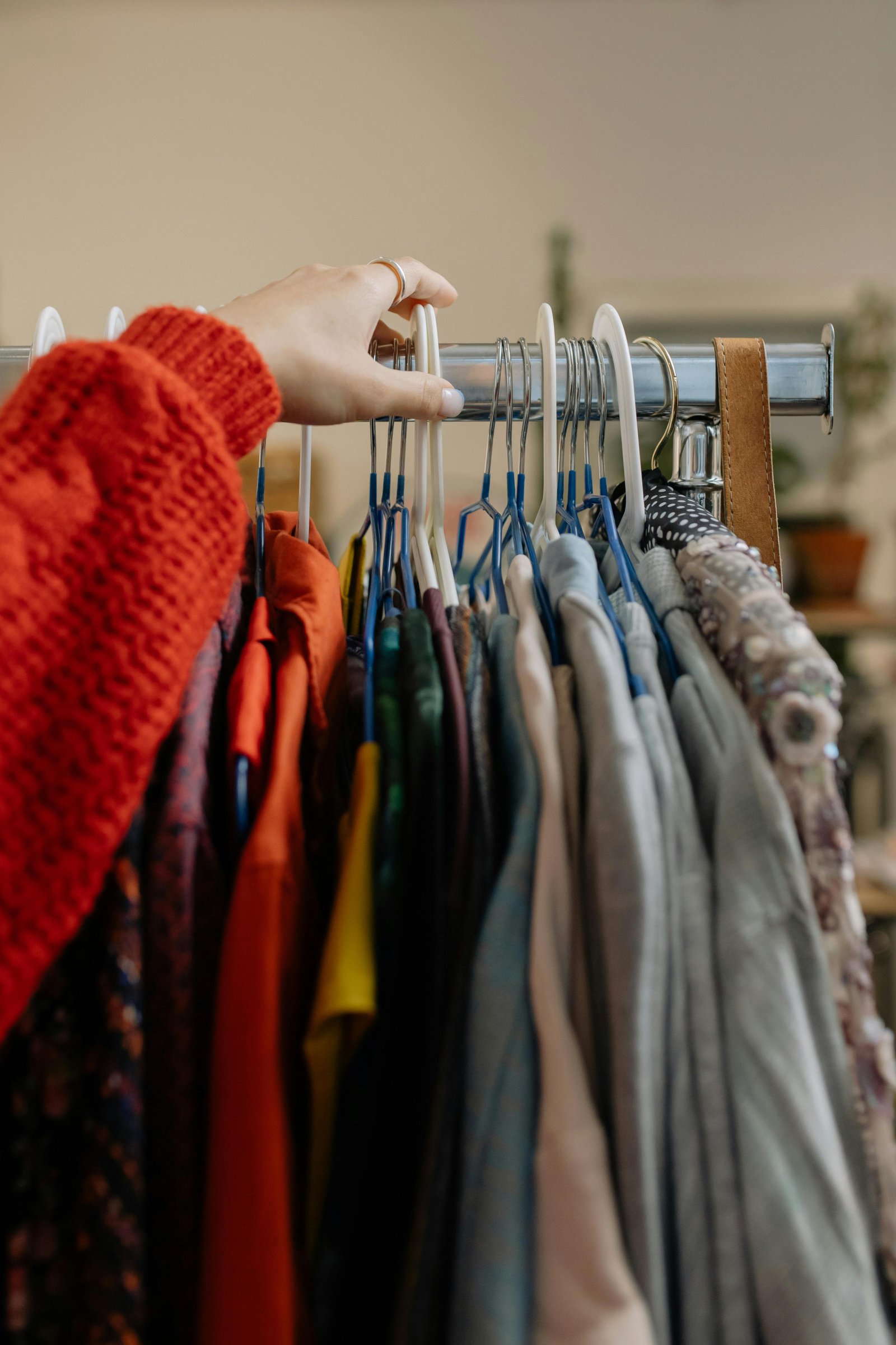 Vêtements sur cintres prêts pour une prise en charge pressing
